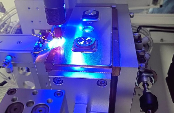 锂电池激光焊接机的焦距调节注意事项 锂电池激光焊接机的焦距调节注意事项