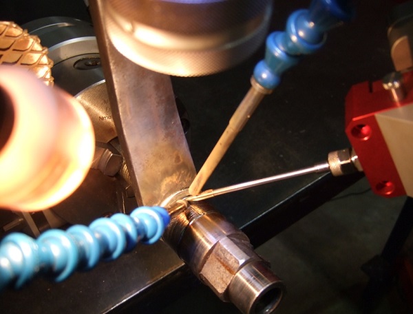 YAG激光焊接机光斑变成椭圆的原因