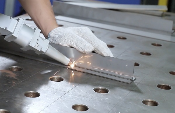 一台1000W手持激光焊接机多少钱？