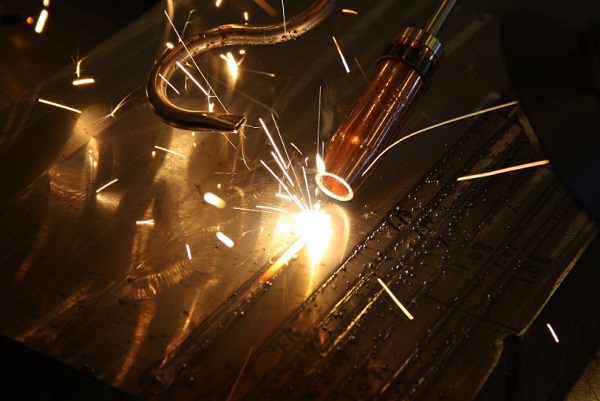 激光焊接机是由哪些工件组装的？