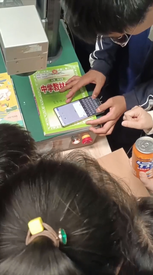 小朋友操作桌面式激光打标机