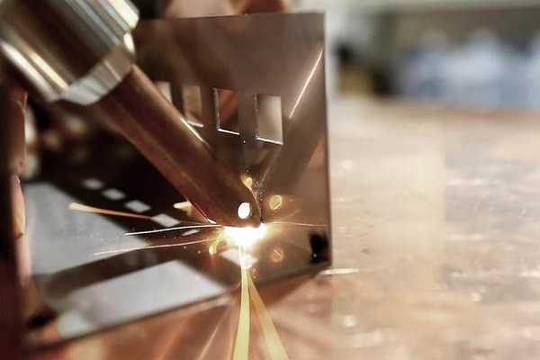 激光焊接机对于狭小空间也能灵活焊接操作