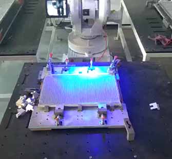 机器人焊接汽车散热器