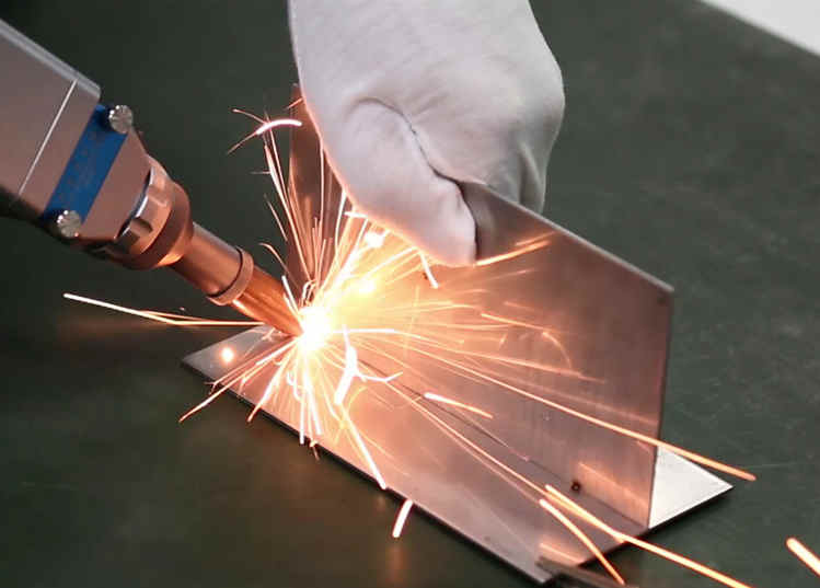 手持激光焊机：轻松焊接各种复杂工件